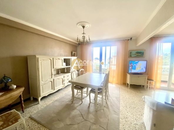 Appartement traversant avec 2 balcons, garage et cave à Six Fours les Plages 