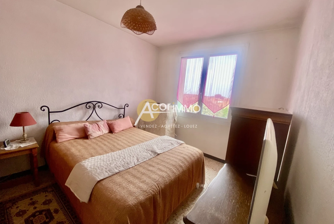 Appartement traversant avec 2 balcons, garage et cave à Six Fours les Plages 