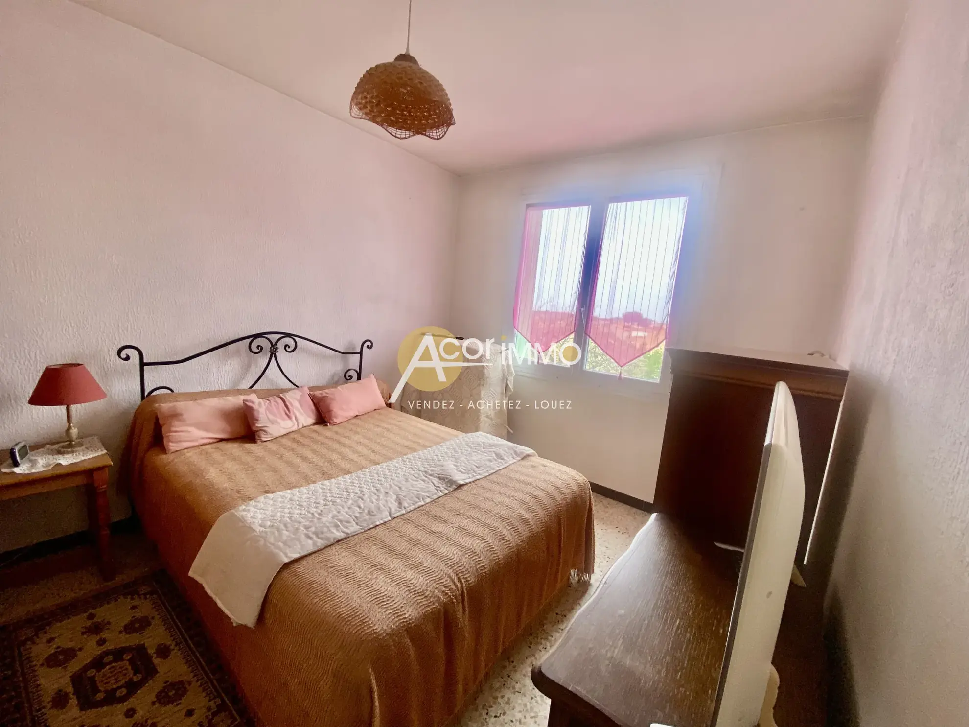 Appartement traversant avec 2 balcons, garage et cave à Six Fours les Plages 
