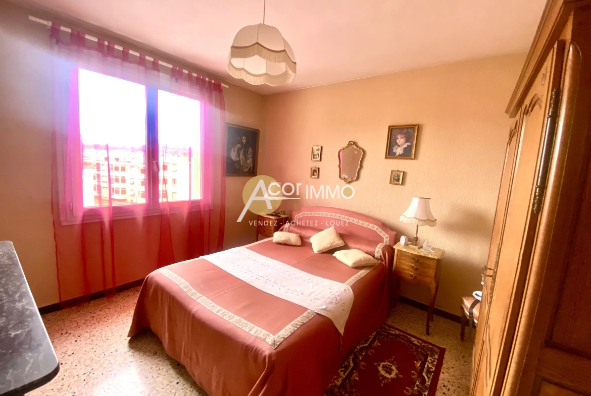 Appartement traversant avec 2 balcons, garage et cave à Six Fours les Plages 