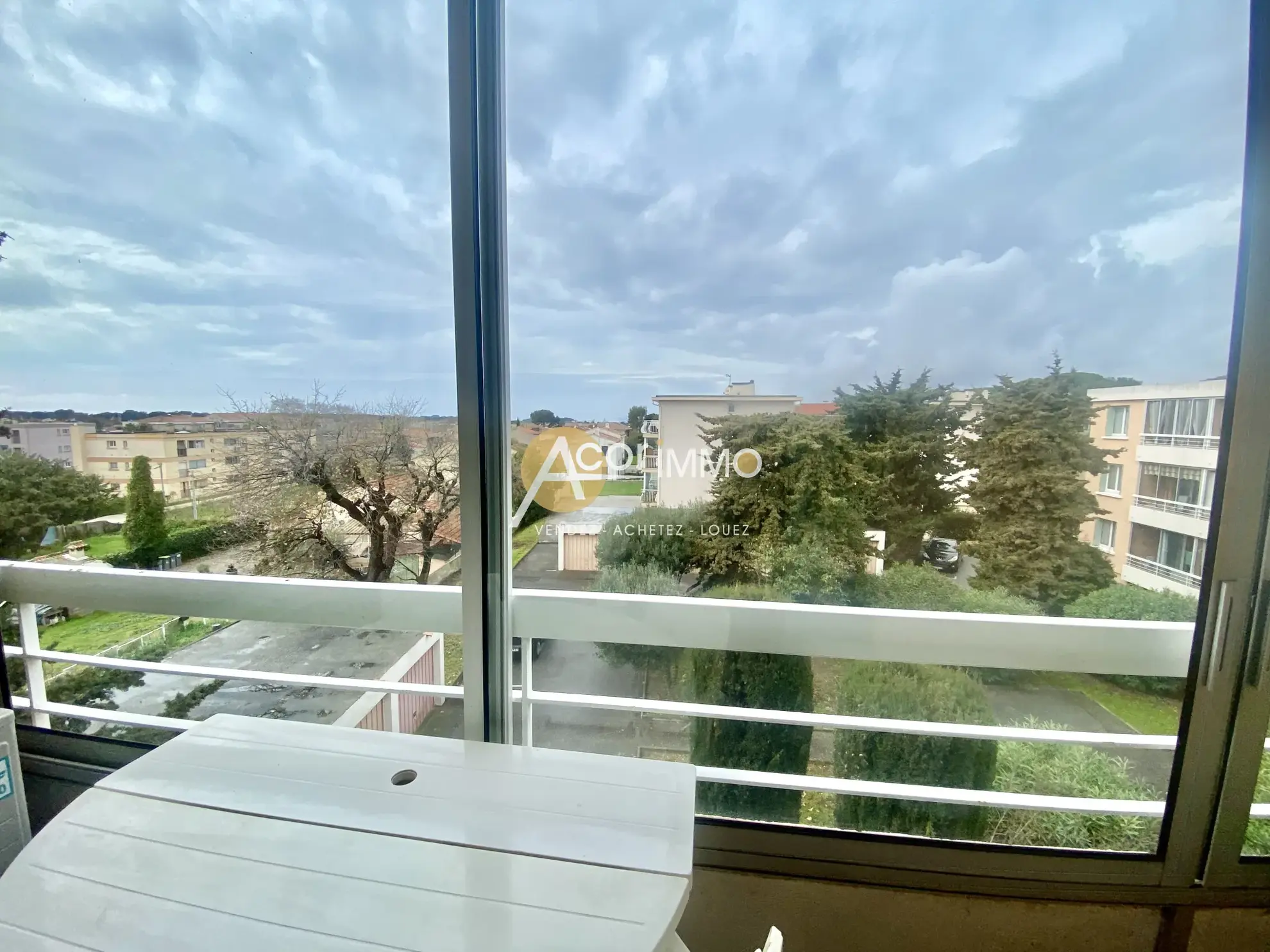 Appartement traversant avec 2 balcons, garage et cave à Six Fours les Plages 