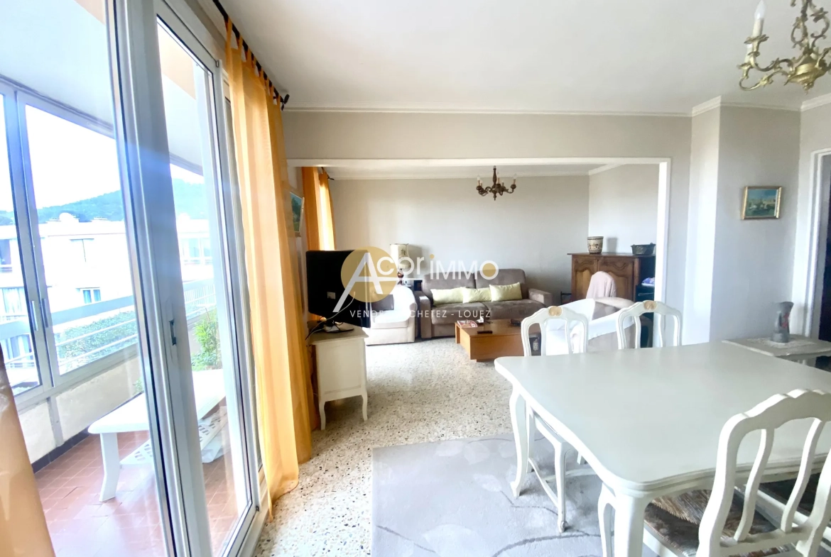 Appartement traversant avec 2 balcons, garage et cave à Six Fours les Plages 