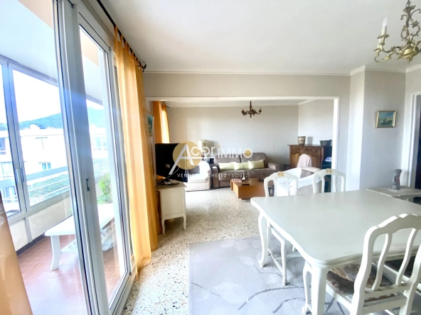 Appartement traversant avec 2 balcons, garage et cave à Six Fours les Plages 