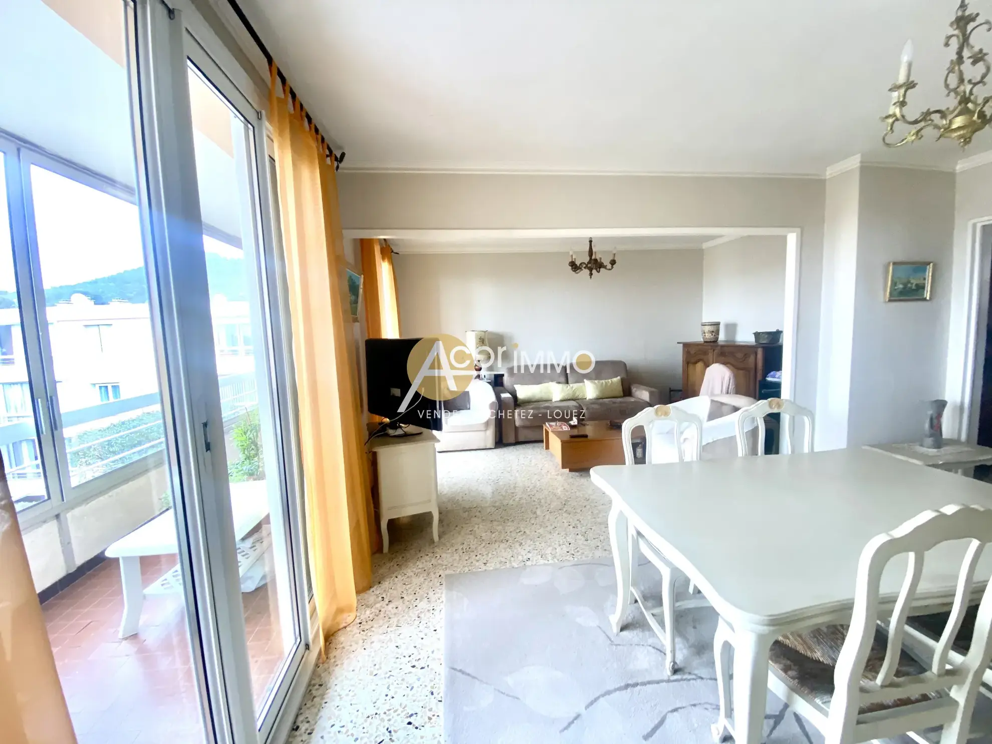 Appartement traversant avec 2 balcons, garage et cave à Six Fours les Plages 