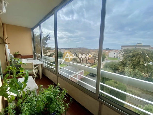 Appartement traversant avec 2 balcons, garage et cave à Six Fours les Plages 