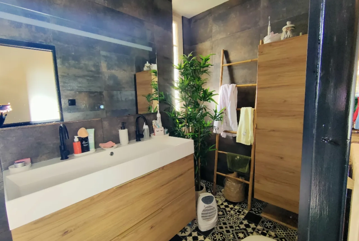Belle maison en pierre rénovée de 190 m² avec dépendances à Saint-Augustin 