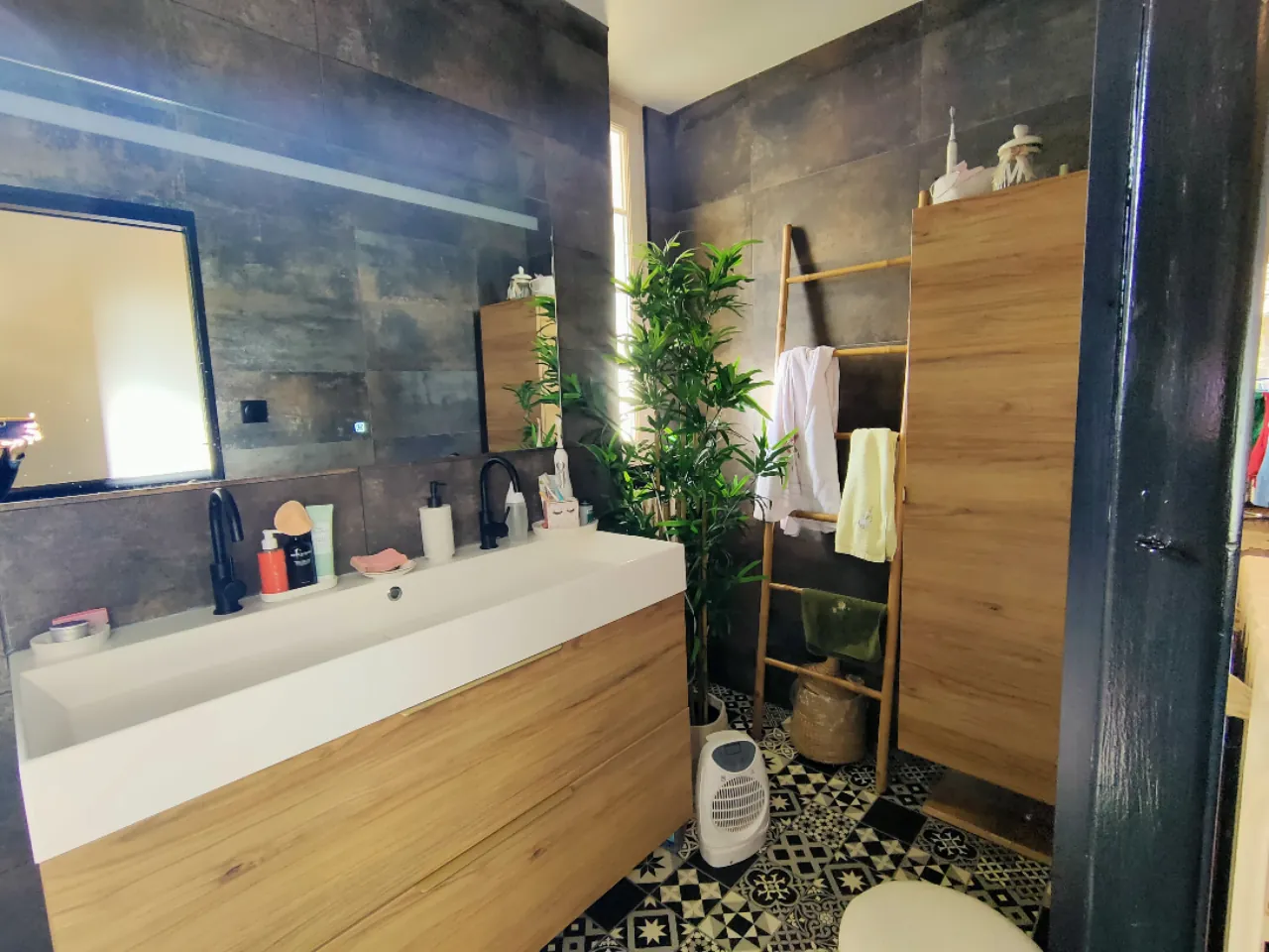 Belle maison en pierre rénovée de 190 m² avec dépendances à Saint-Augustin 