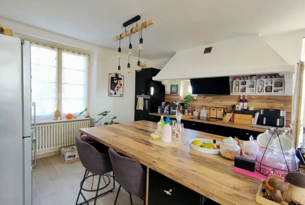 Belle maison en pierre rénovée de 190 m² avec dépendances à Saint-Augustin 