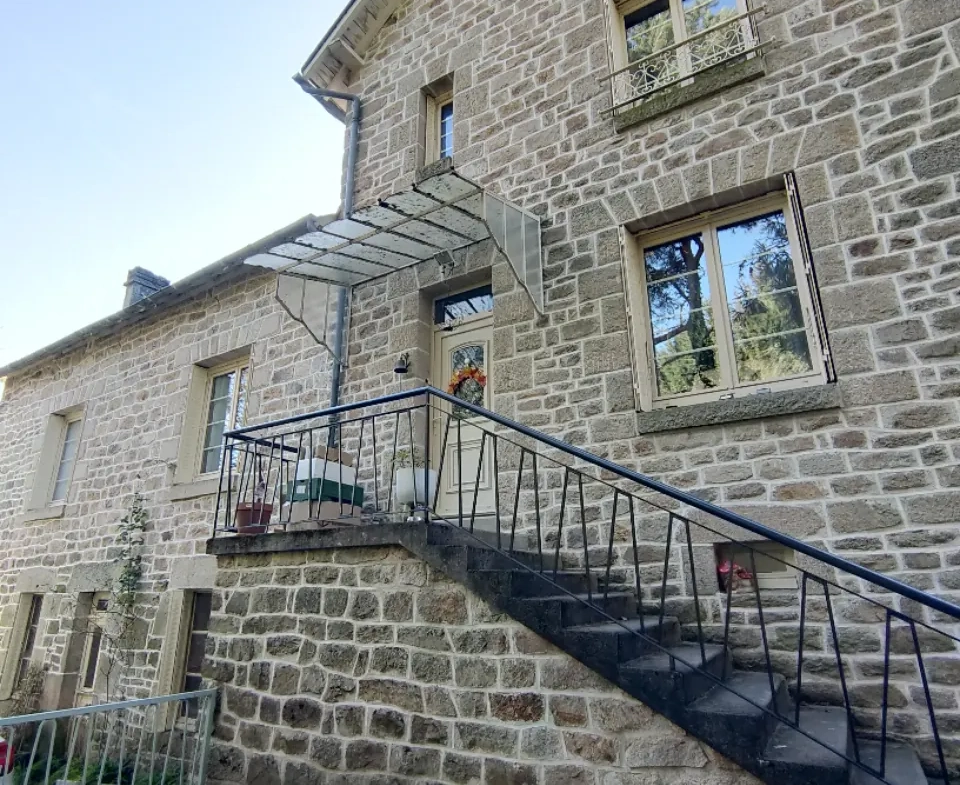 Belle maison en pierre rénovée de 190 m² avec dépendances à Saint-Augustin 