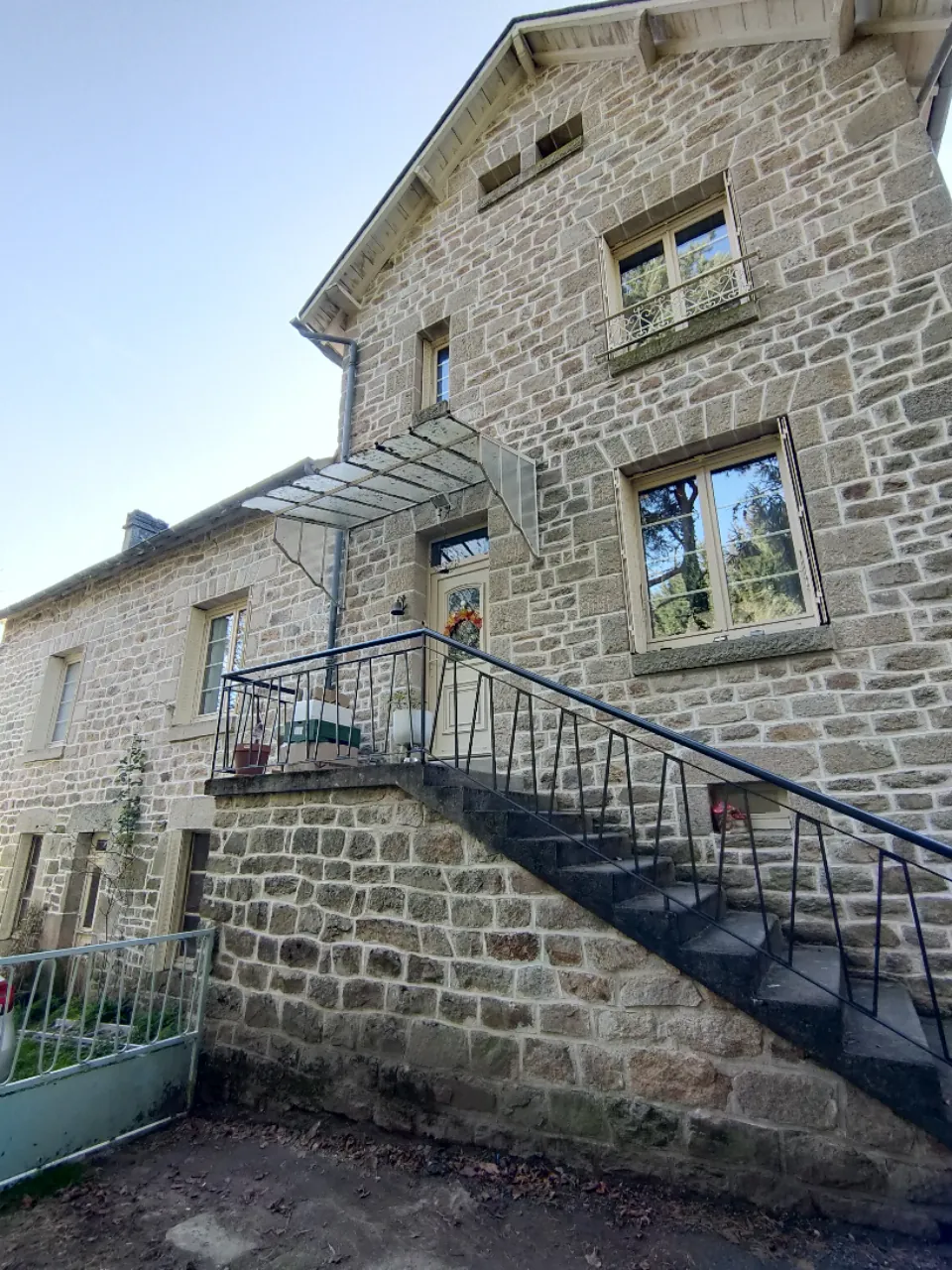 Belle maison en pierre rénovée de 190 m² avec dépendances à Saint-Augustin 