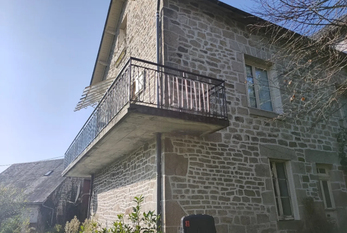 Belle maison en pierre rénovée de 190 m² avec dépendances à Saint-Augustin 
