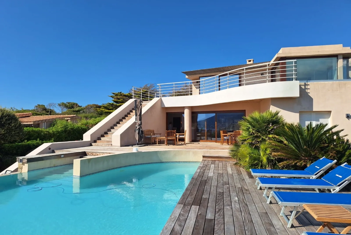 Villa de luxe avec piscine face mer entre Calvi et l'Île Rousse 