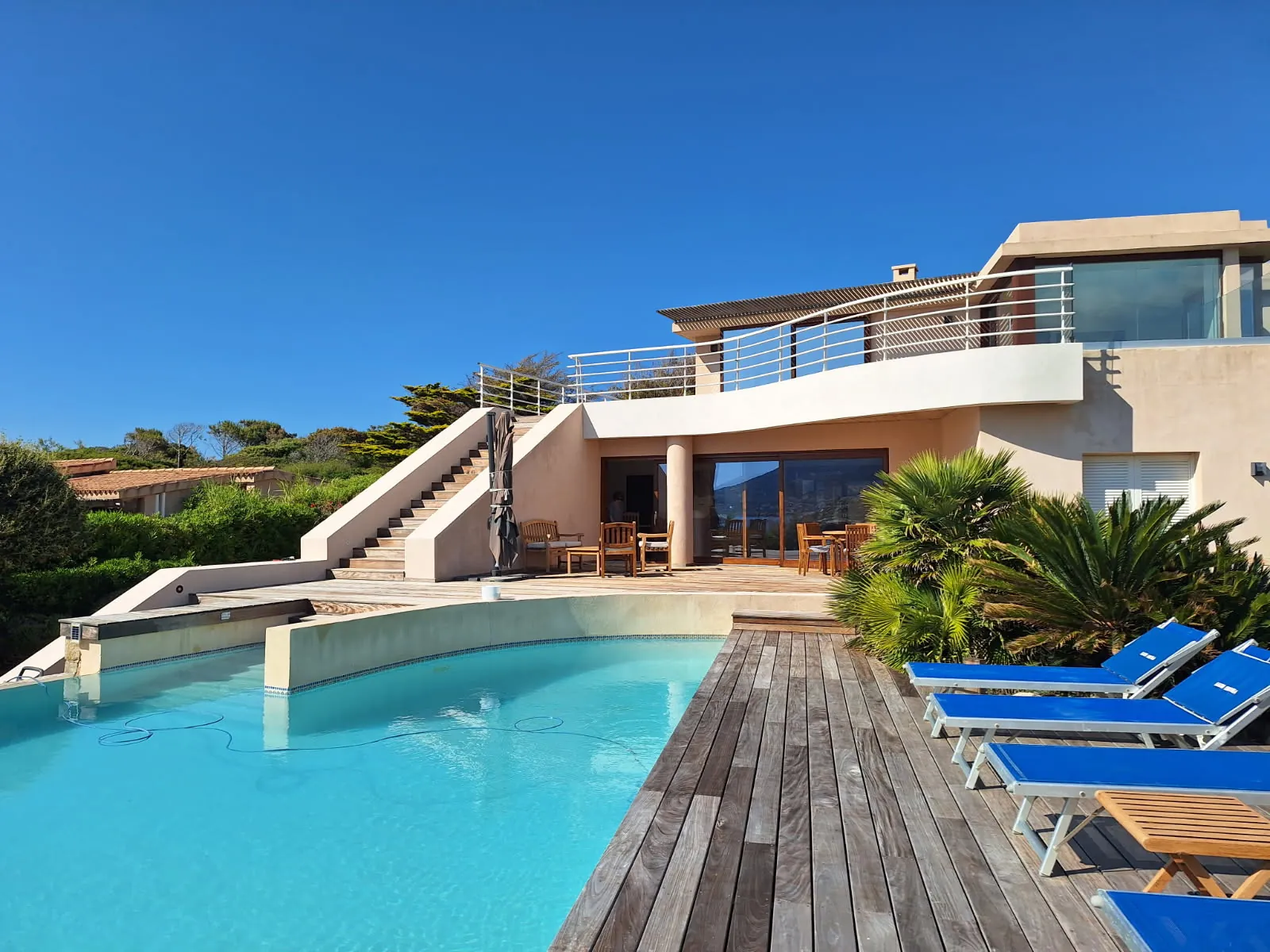 Villa de luxe avec piscine face mer entre Calvi et l'Île Rousse 