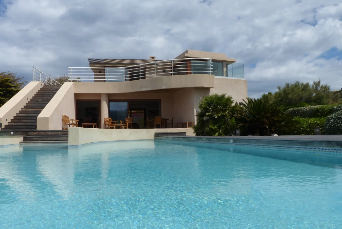 Villa de luxe avec piscine face mer entre Calvi et l'Île Rousse 