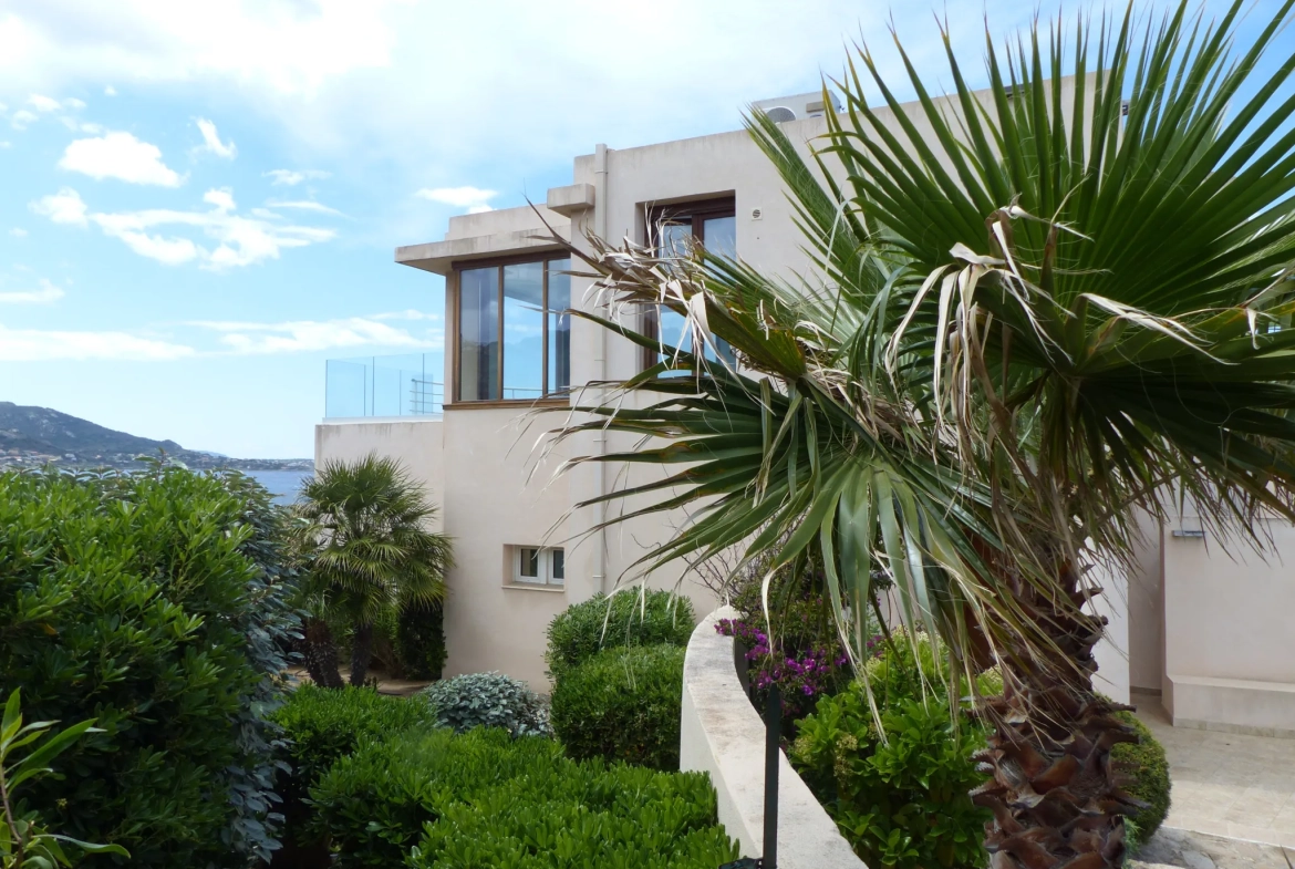 Villa de luxe avec piscine face mer entre Calvi et l'Île Rousse 