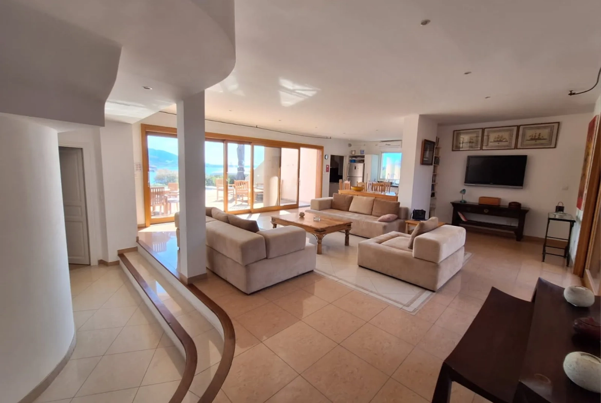 Villa de luxe avec piscine face mer entre Calvi et l'Île Rousse 