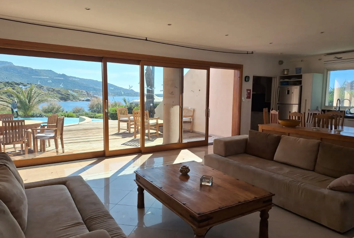 Villa de luxe avec piscine face mer entre Calvi et l'Île Rousse 