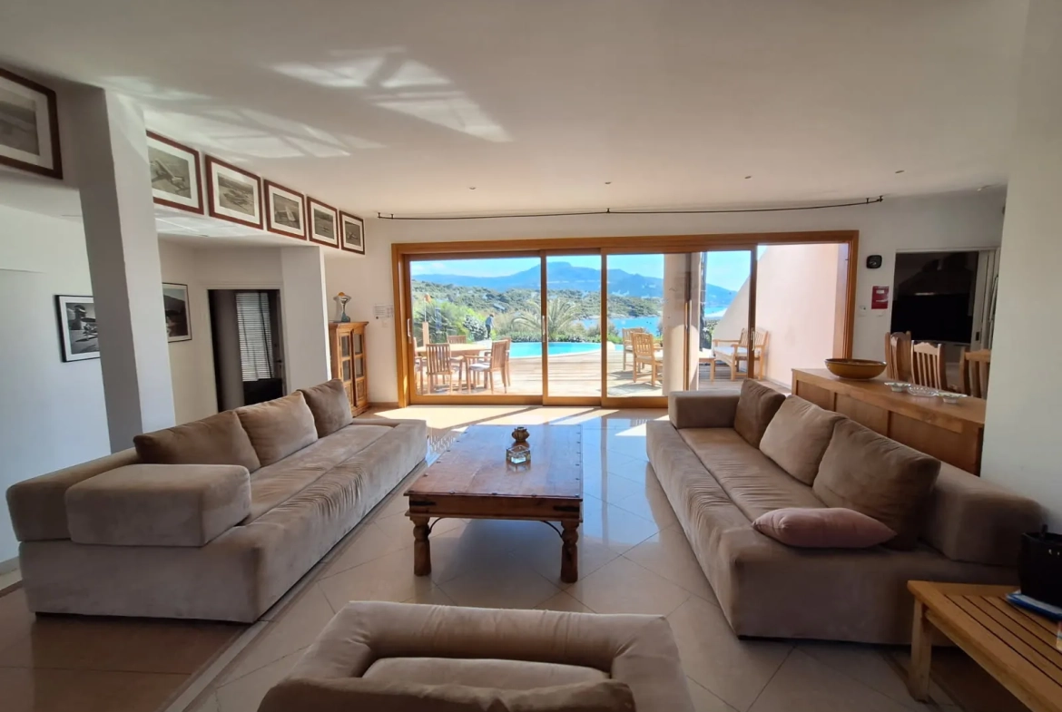 Villa de luxe avec piscine face mer entre Calvi et l'Île Rousse 