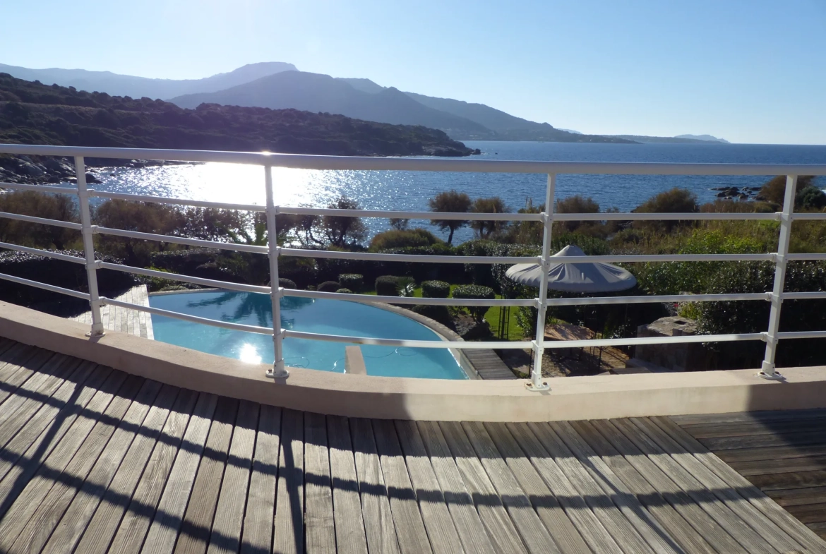 Villa de luxe avec piscine face mer entre Calvi et l'Île Rousse 