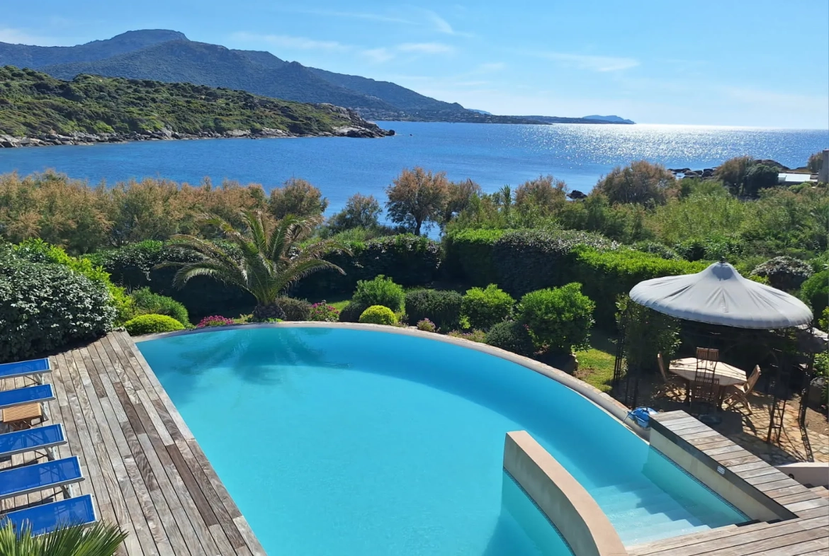Villa de luxe avec piscine face mer entre Calvi et l'Île Rousse 