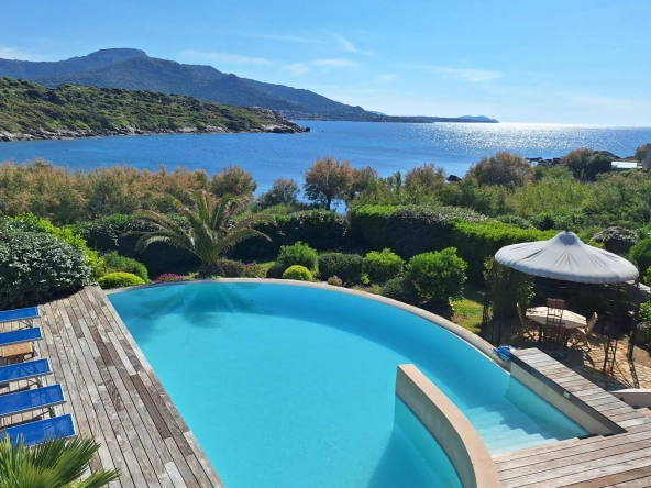 Villa de luxe avec piscine face mer entre Calvi et l'Île Rousse