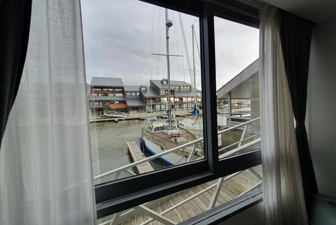 Appartement en duplex rénové avec terrasse et vue marina à Deauville 