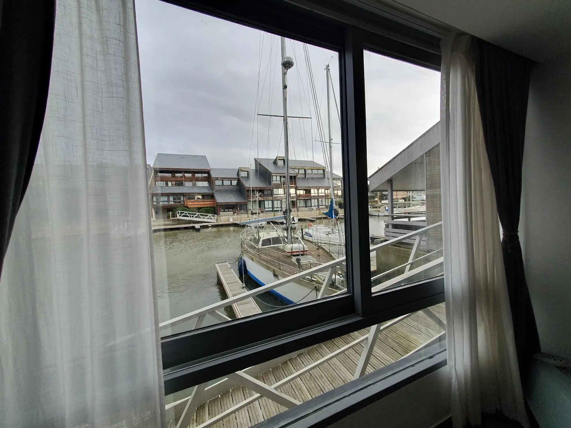 Appartement en duplex rénové avec terrasse et vue marina à Deauville 