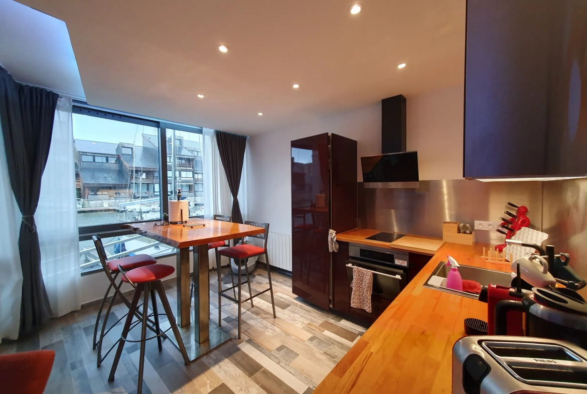 Appartement en duplex rénové avec terrasse et vue marina à Deauville 