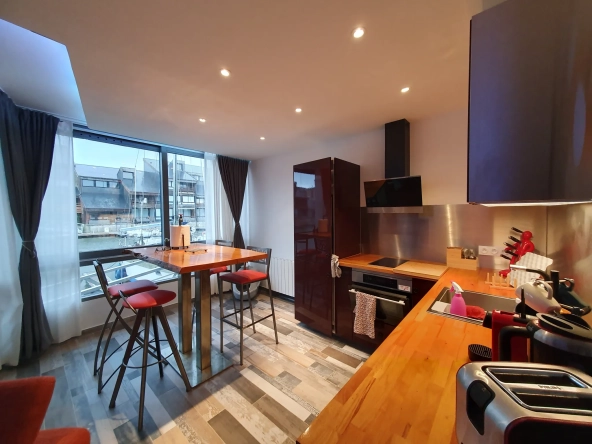 Appartement en duplex rénové avec terrasse et vue marina à Deauville