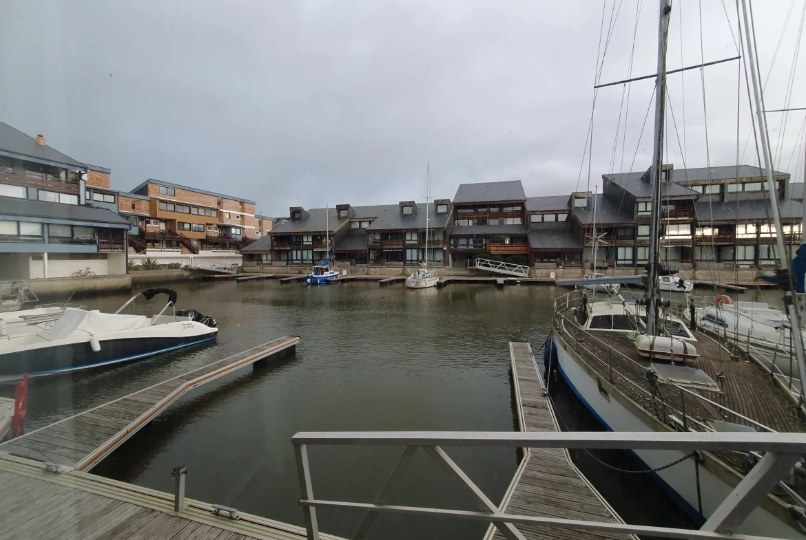 Appartement en duplex rénové avec terrasse et vue marina à Deauville 