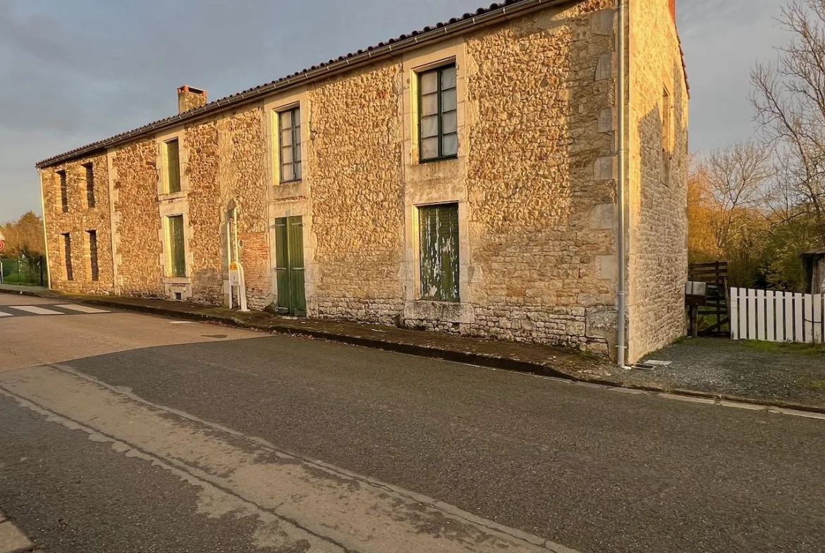 Maison en pierres à rénover à Saint Martin Lars avec dépendances et jardin 