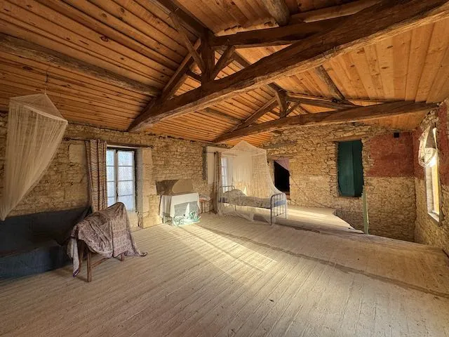 Maison en pierres à rénover à Saint Martin Lars avec dépendances et jardin 