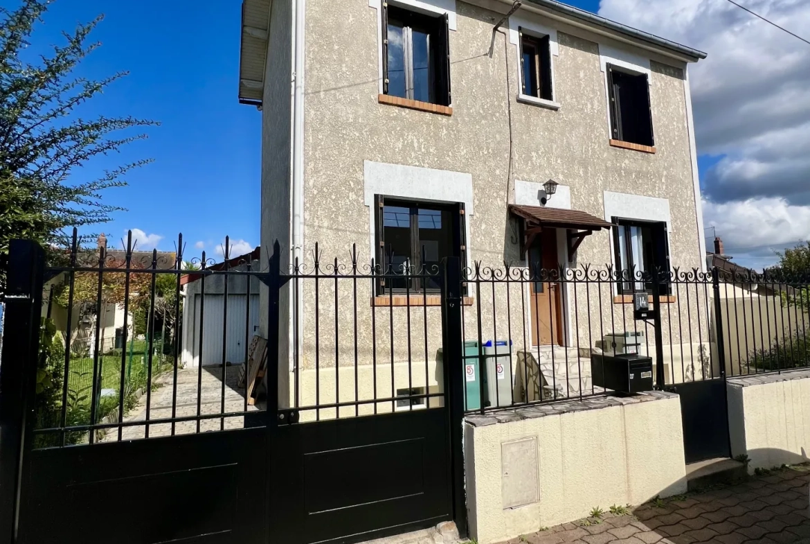 Maison individuelle de 86 m² avec jardin proche des écoles et des gares à Mantes-la-Ville 