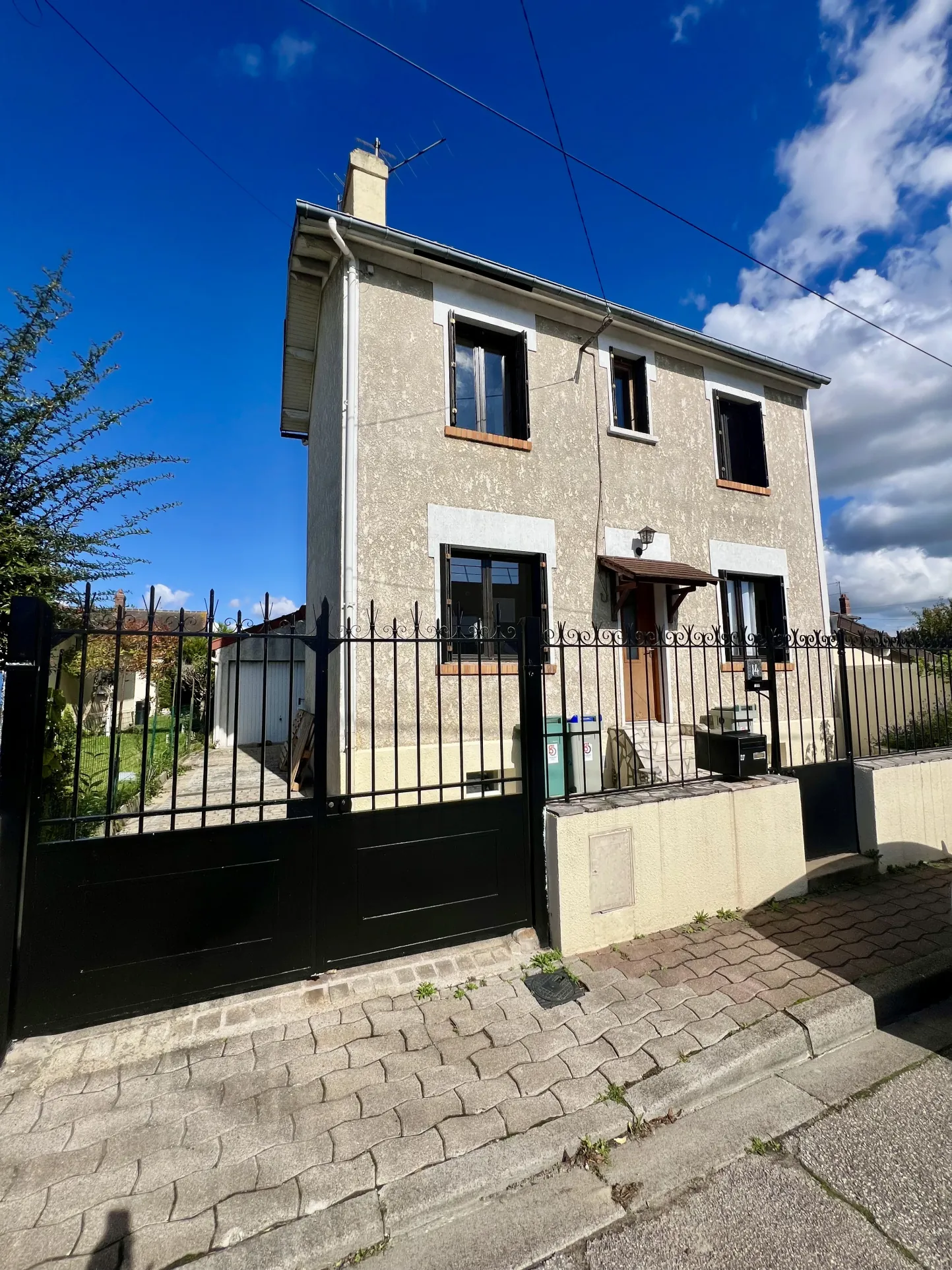 Maison individuelle de 86 m² avec jardin proche des écoles et des gares à Mantes-la-Ville 
