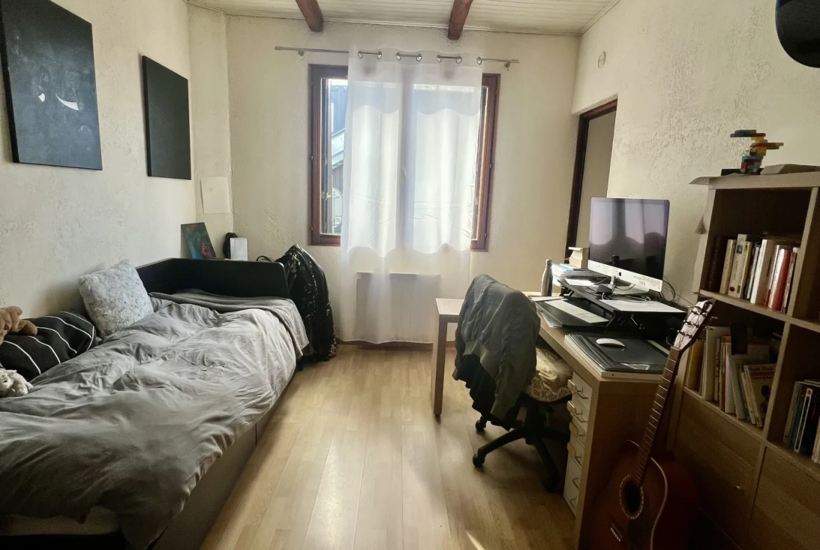 Maison individuelle de 86 m² avec jardin proche des écoles et des gares à Mantes-la-Ville 
