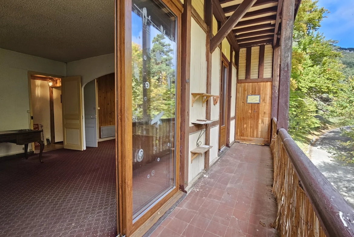 Appartement 3 chambres à Thorenc avec balcon, environnement calme et potentiel de rénovation 