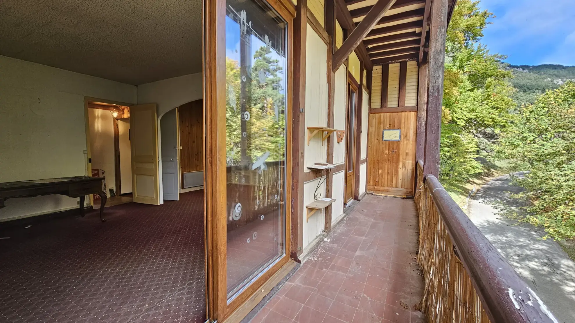 Appartement 3 chambres à Thorenc avec balcon, environnement calme et potentiel de rénovation 