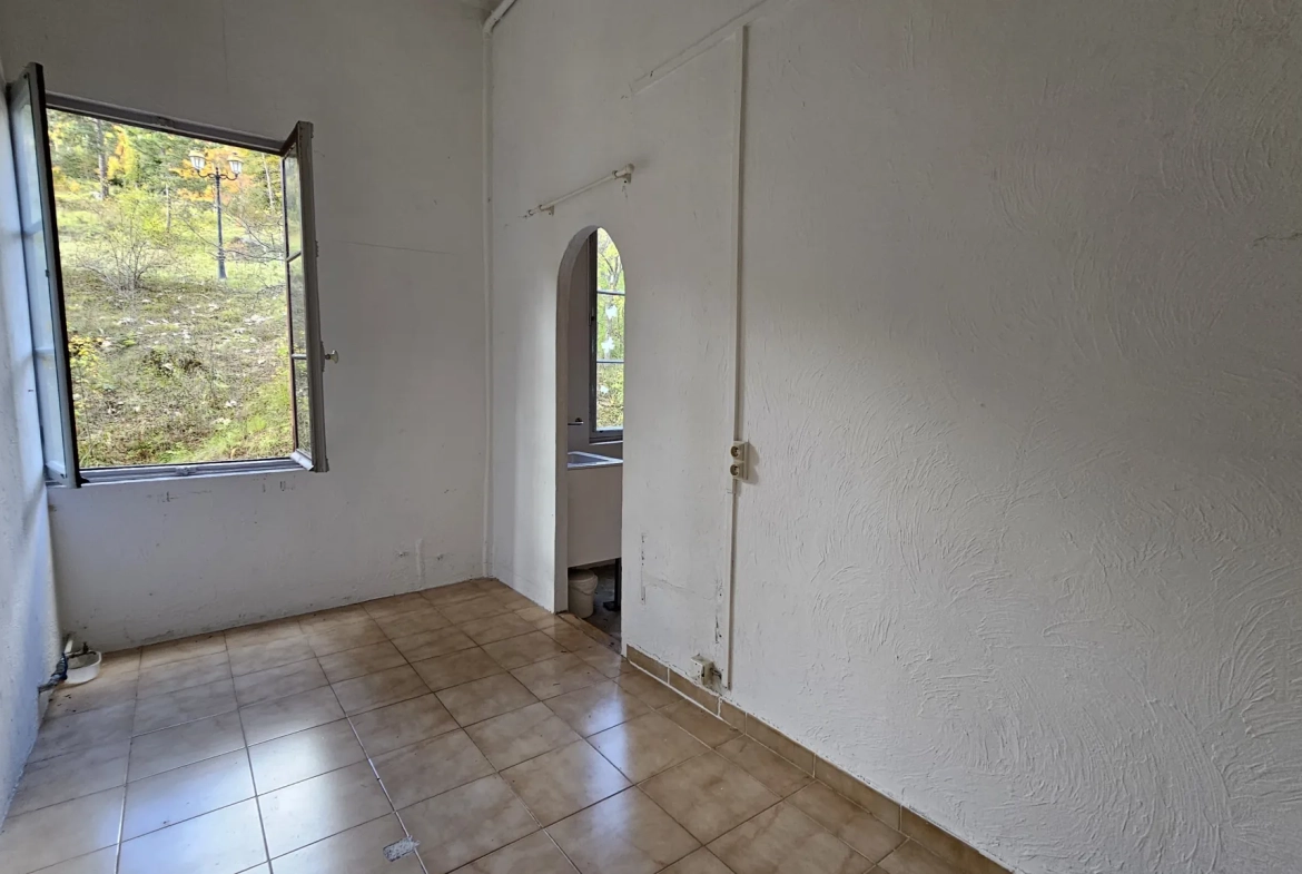 Appartement 3 chambres à Thorenc avec balcon, environnement calme et potentiel de rénovation 