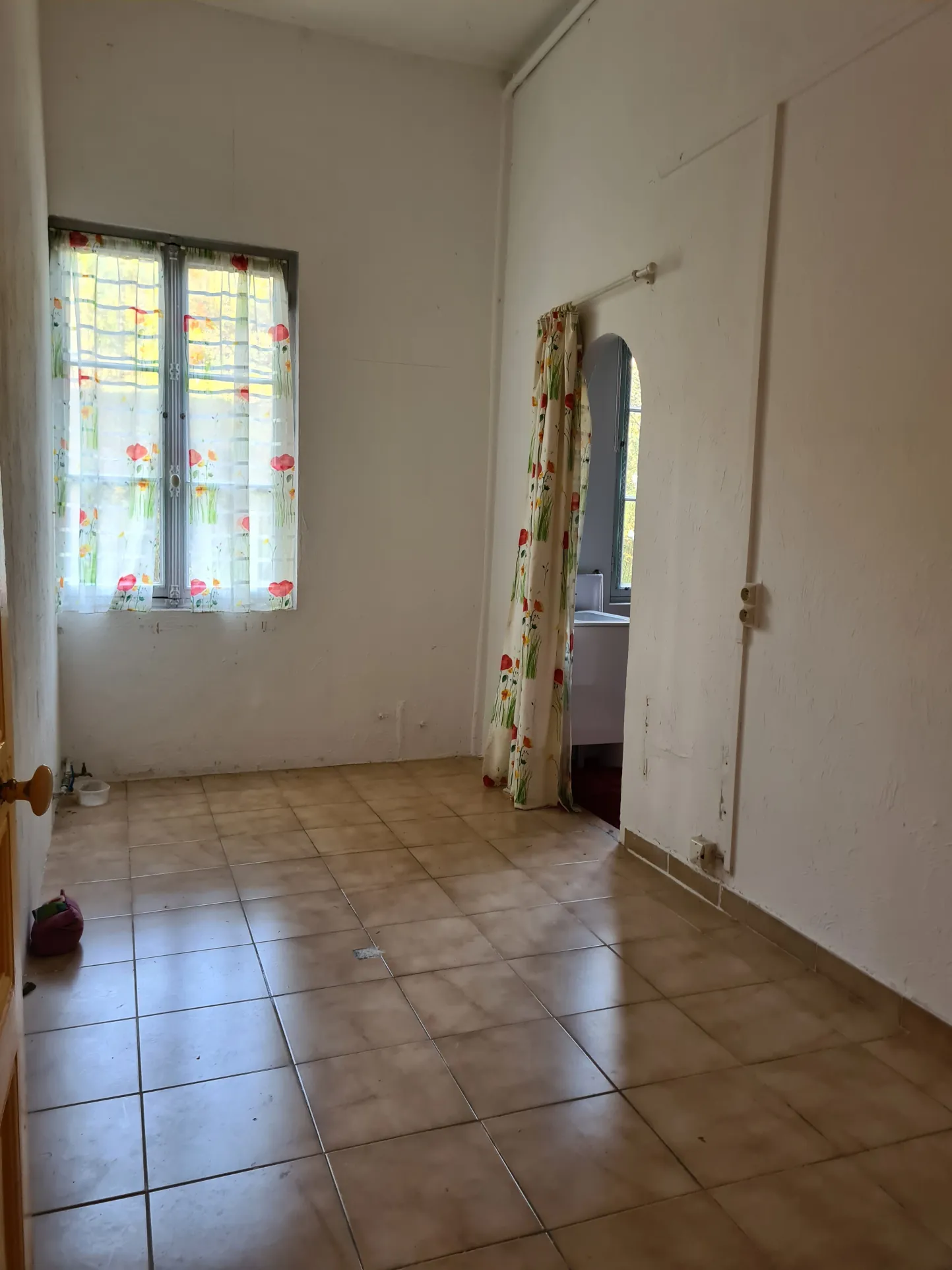 Appartement 3 chambres à Thorenc avec balcon, environnement calme et potentiel de rénovation 