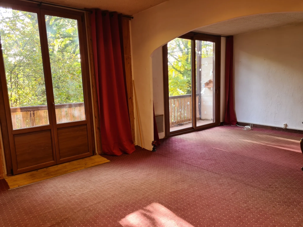 Appartement 3 chambres à Thorenc avec balcon, environnement calme et potentiel de rénovation