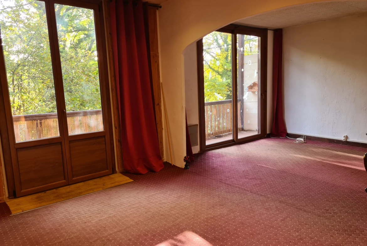 Appartement 3 chambres à Thorenc avec balcon, environnement calme et potentiel de rénovation 