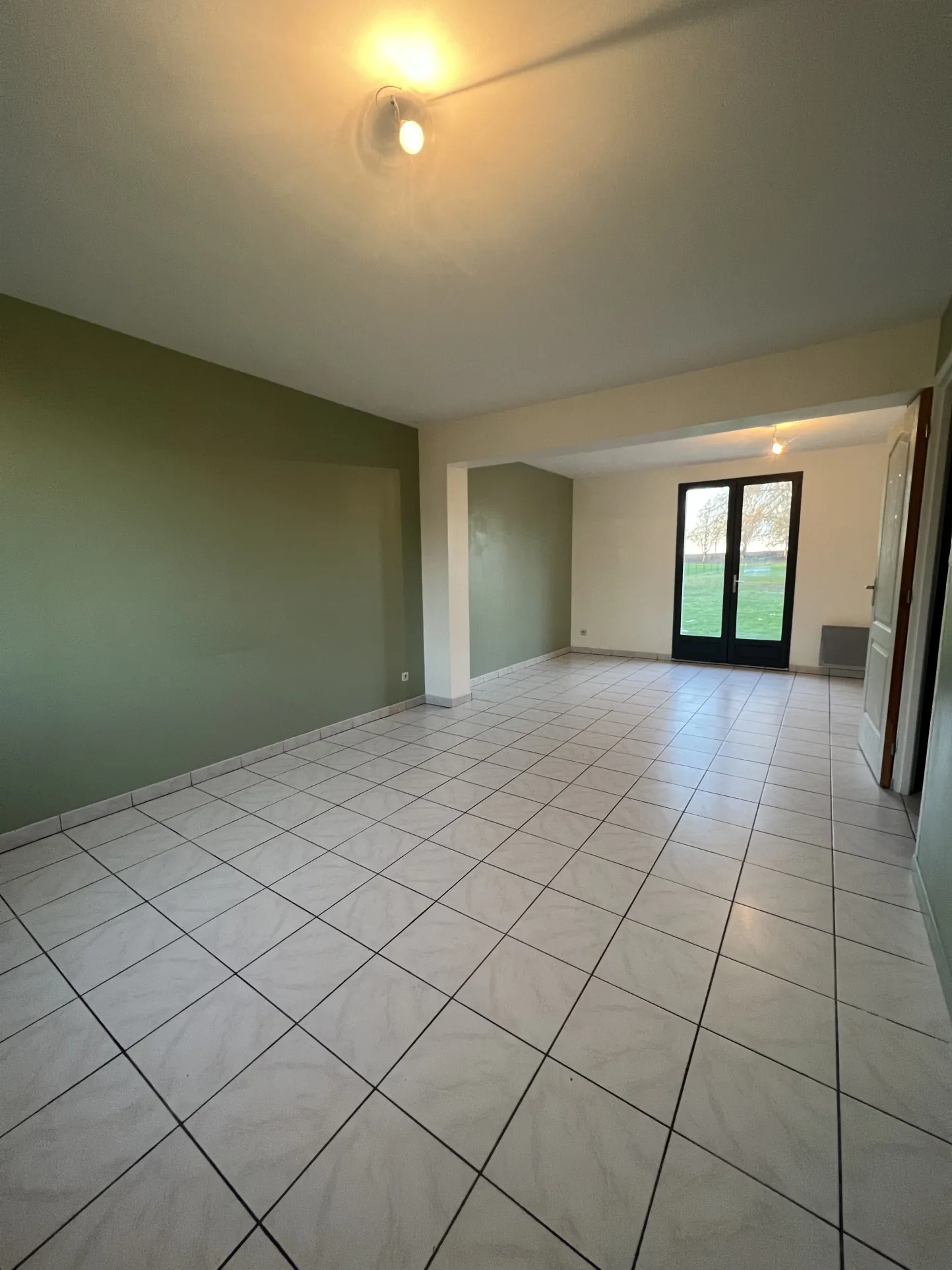Maison individuelle à Bucquoy de 110 m² avec jardin, garages et 4 chambres - Vente dans le Pas-de-Calais 