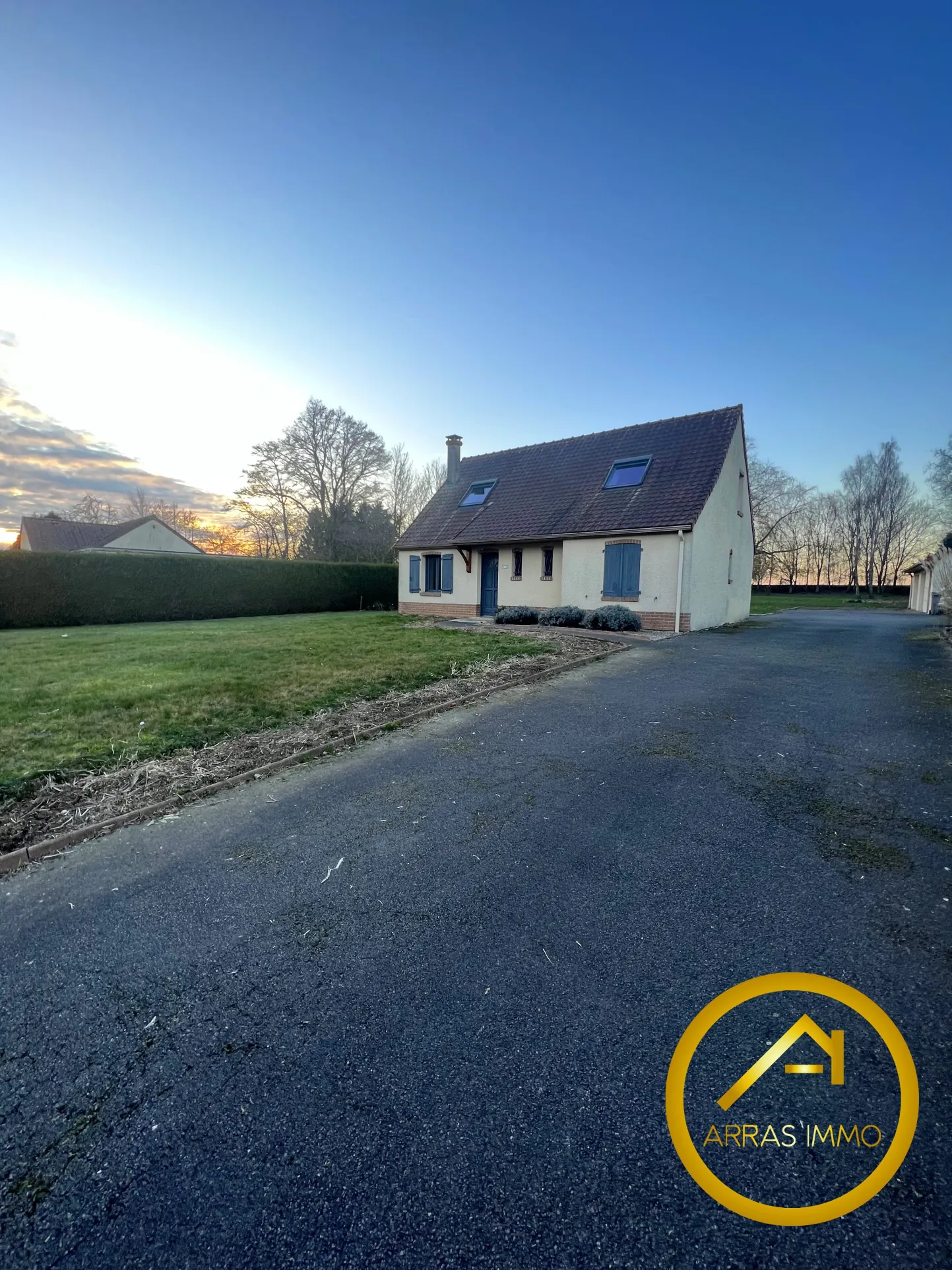 Maison individuelle à Bucquoy de 110 m² avec jardin, garages et 4 chambres - Vente dans le Pas-de-Calais 
