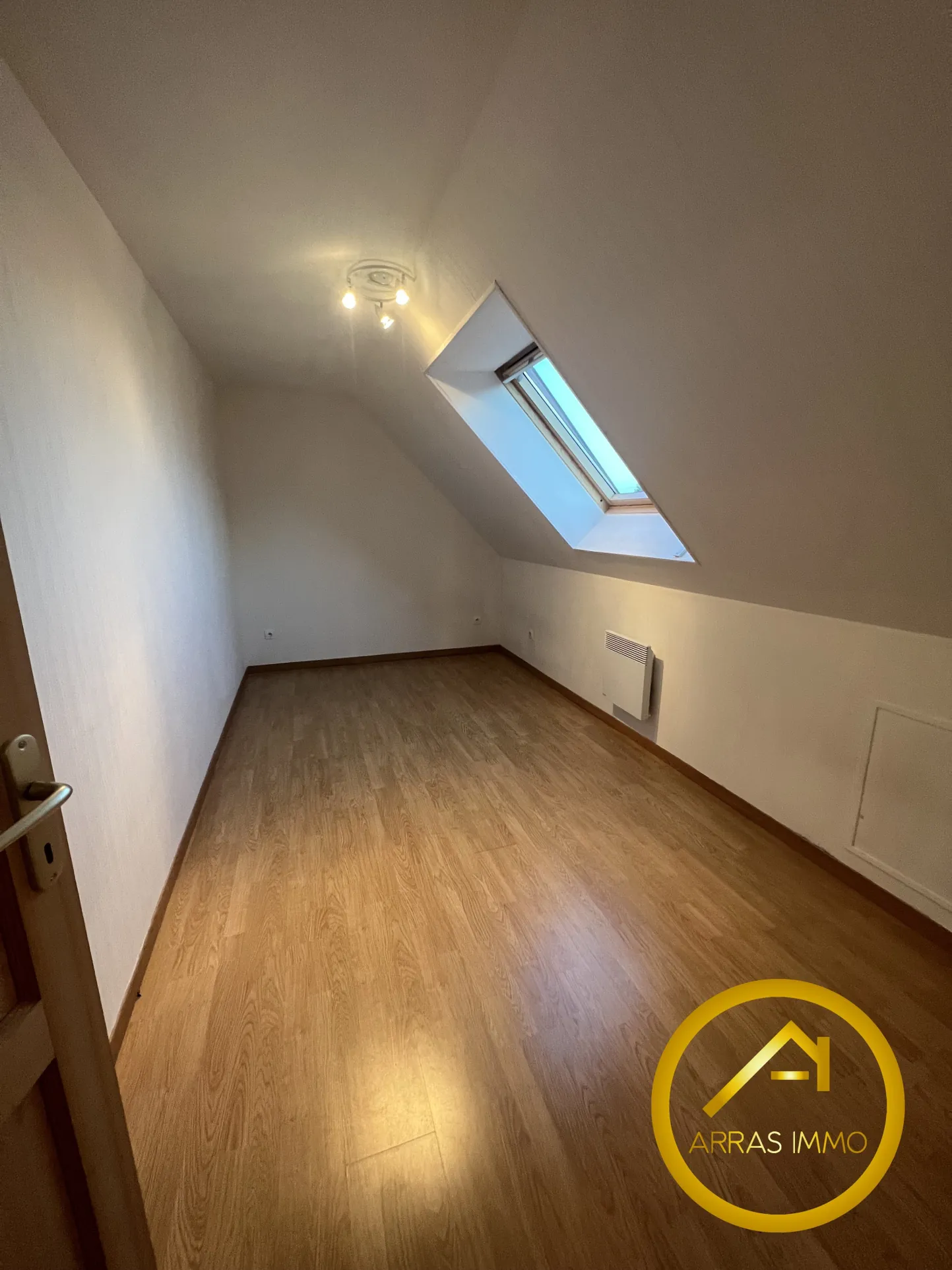 Maison individuelle à Bucquoy de 110 m² avec jardin, garages et 4 chambres - Vente dans le Pas-de-Calais 