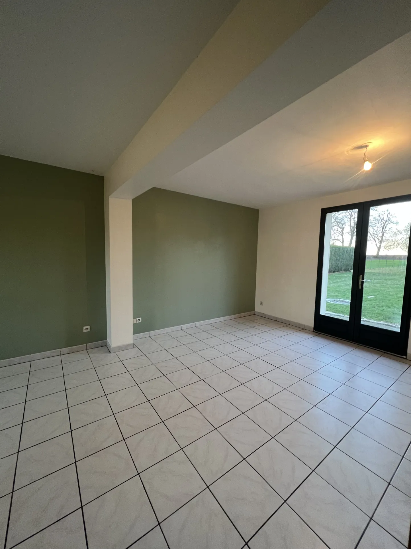 Maison individuelle à Bucquoy de 110 m² avec jardin, garages et 4 chambres - Vente dans le Pas-de-Calais 