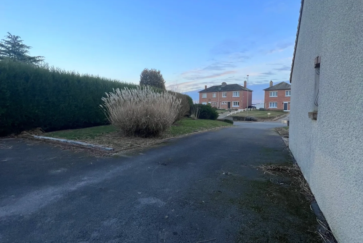 Maison individuelle à Bucquoy de 110 m² avec jardin, garages et 4 chambres - Vente dans le Pas-de-Calais 