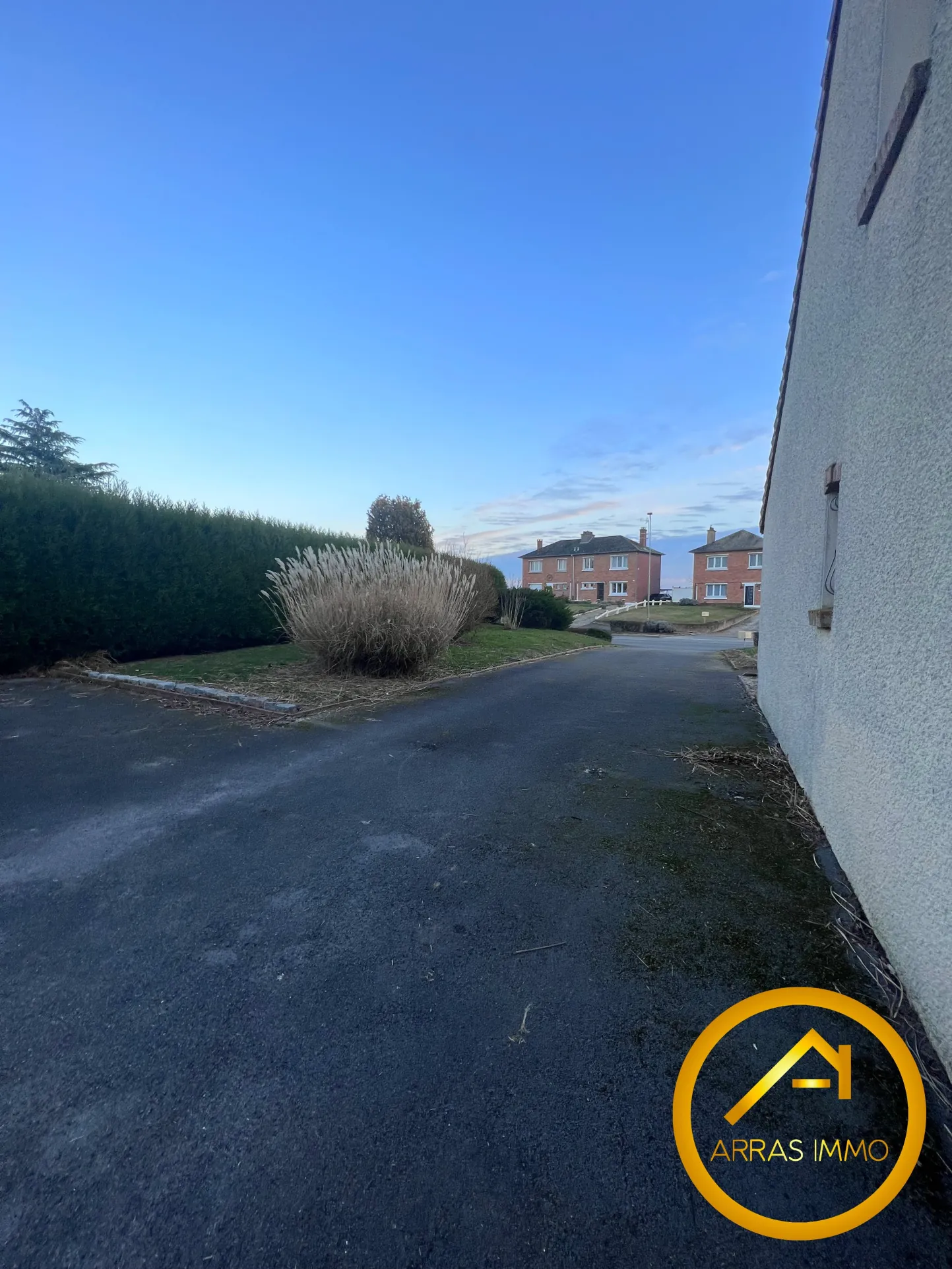 Maison individuelle à Bucquoy de 110 m² avec jardin, garages et 4 chambres - Vente dans le Pas-de-Calais 
