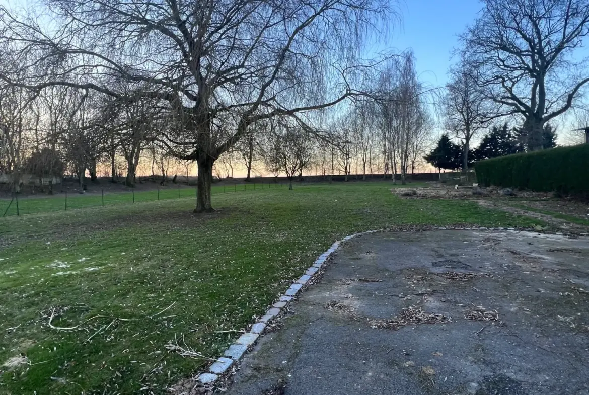 Maison individuelle à Bucquoy de 110 m² avec jardin, garages et 4 chambres - Vente dans le Pas-de-Calais 