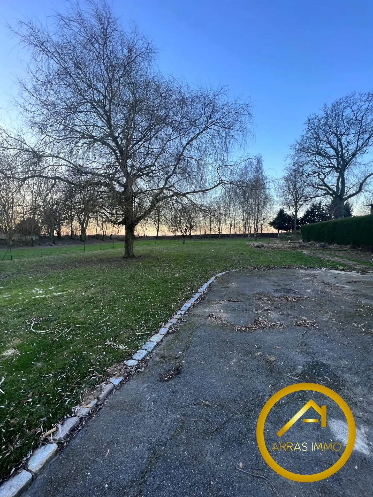 Maison individuelle à Bucquoy de 110 m² avec jardin, garages et 4 chambres - Vente dans le Pas-de-Calais 