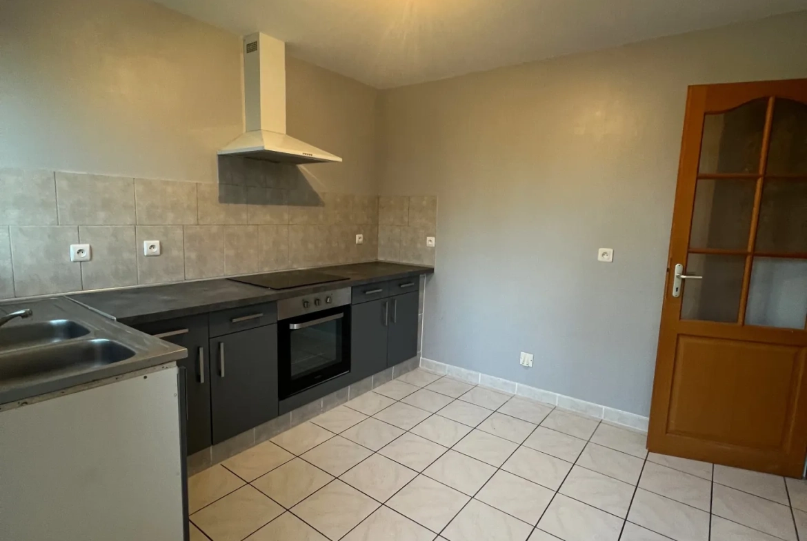 Maison individuelle à Bucquoy de 110 m² avec jardin, garages et 4 chambres - Vente dans le Pas-de-Calais 